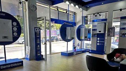 Showroomda sergilenen DemirDöküm kombi ve termosifon modelleri